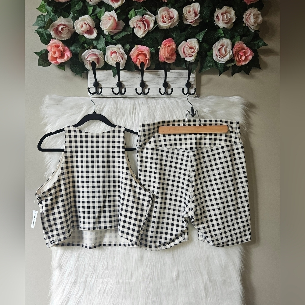 Old Navy Chic Plaid Cropped Top/Shorts Athletic Set - Picture 5 of 10